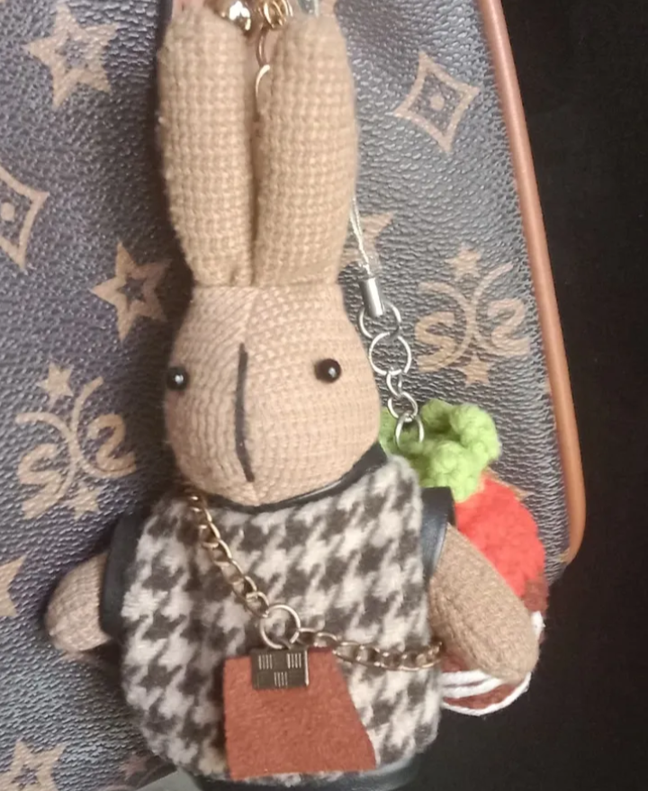 keychain feat strawb crochet :3